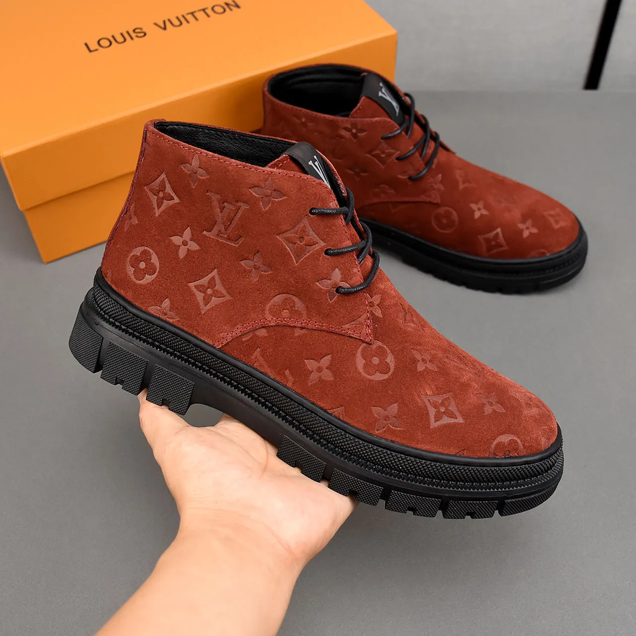 PP leather 230 gross 250👟👟👟LOUIS VUITTON LV donkey brand new thick-soled lace-up big-toe shoes men's casual shoes high-top short boots. These boots are made of waterproof nubuck to create a lightweight and comfortable shoe body. The trendy attitude of being both strong and soft makes it an everyday choice. ✔Upper: imported nubuck leather ✔Lining: sheepskin or wool ✔Outsole: molded outsole Size: 38-44